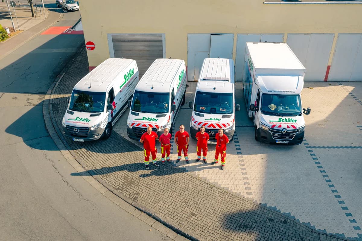 Luftaufnahme des Fuhrparks und Teams der Hermann Schäfer Rohrreinigungsservice e.K. in Mittelhessen
