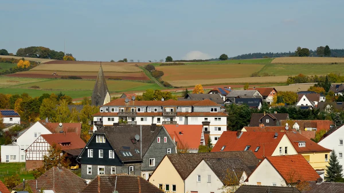 Blick über die Dächer von Wetter (Hessen) auf die Stiftskirche