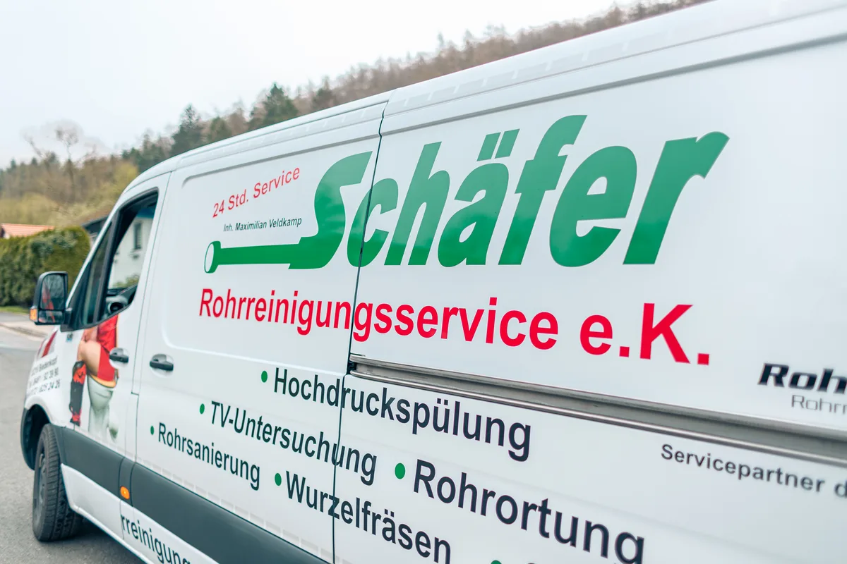 Beschriftetes Einsatzfahrzeug mit Leistungsübersicht der Hermann Schäfer Rohrreinigungsservice e.K.